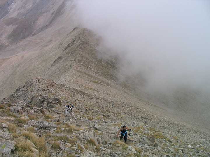 la niebla se fue adueñando de parte del valle