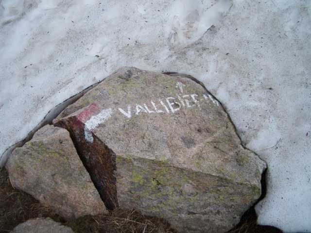 una gran piedra que indica por dónde seguir la ascensión