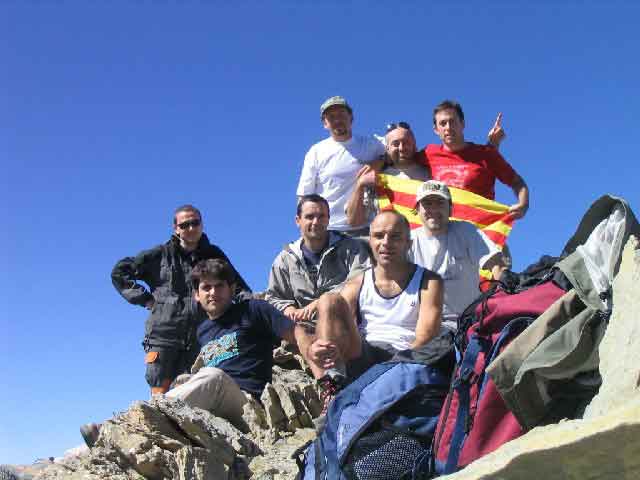 arribem al cim (hem salvat 1800 m de desnivell i són les 12:30 PM) del Gran Astazou (3071 m)