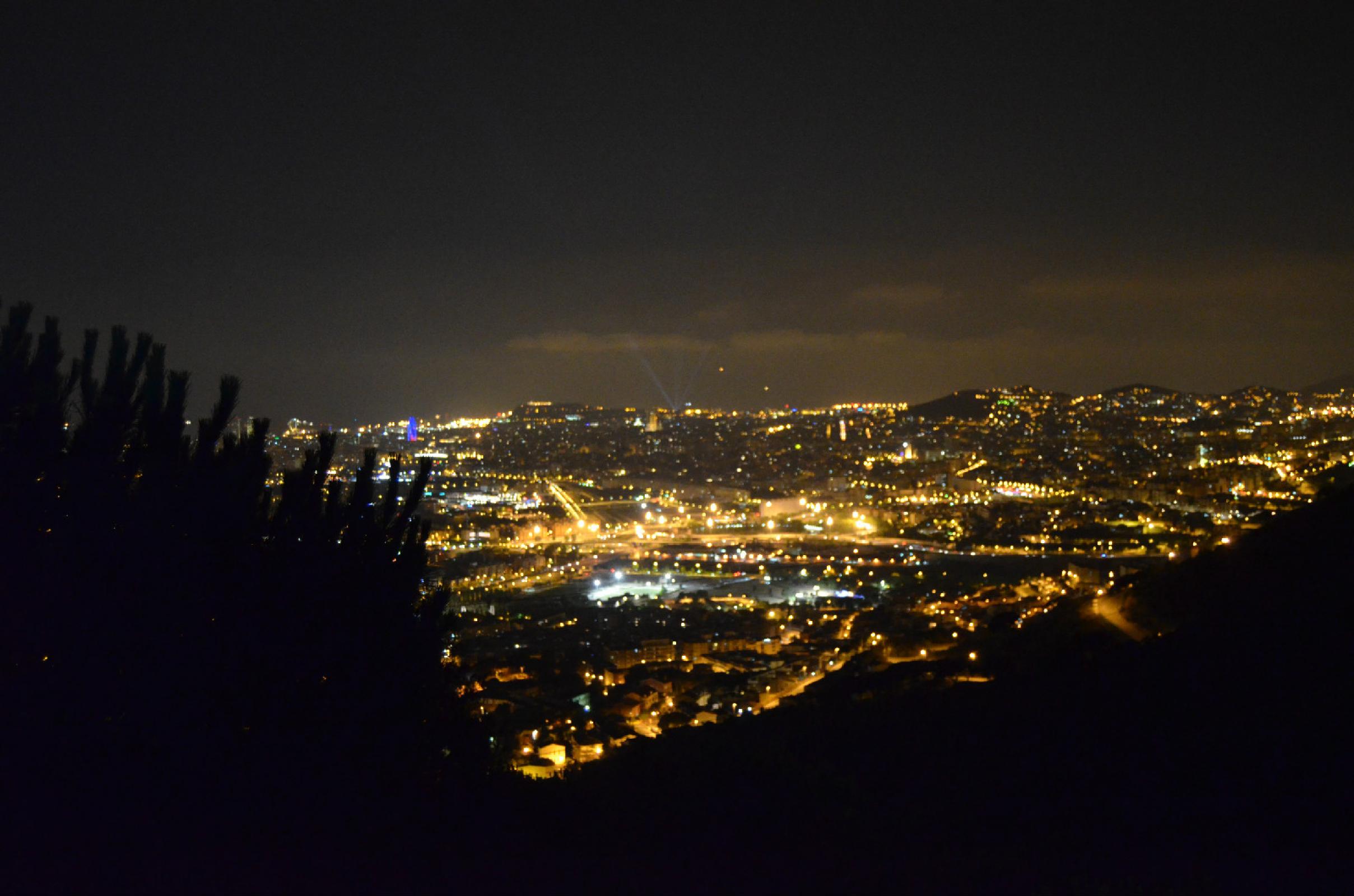 Barcelona de noche, se aprecia la torre Agbar y las luces del palacio de Montjuic