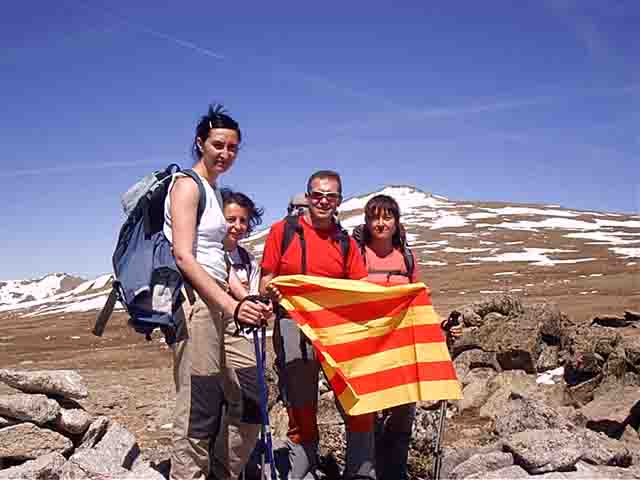se alza el pequeño Pic de les Molleres del Puigpedròs (2752 m) y en dirección N podremos contemplar la cima del Puigpedròs. A las 12:00 AM coronamos el Pic de les Molleres