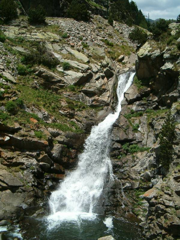 Una de las pequeñas cascadas del río 