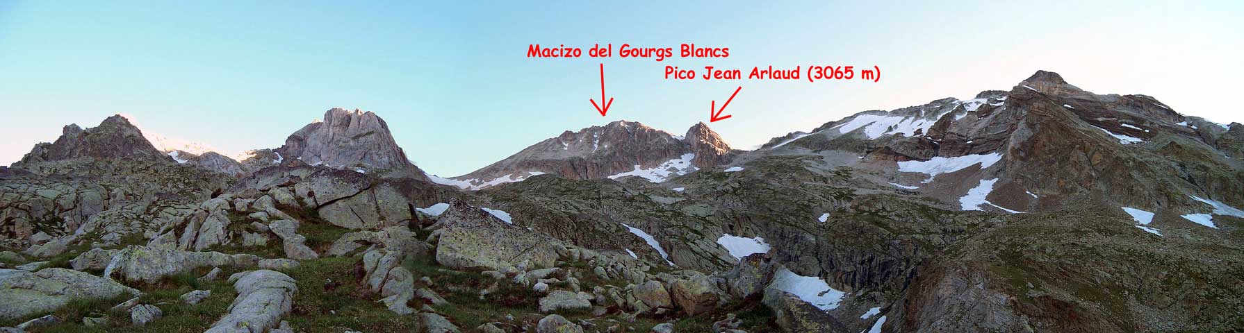el Gourgs Blancs (3129 m), y a su derecha, el Jean Arlaud (3065 m) con su estela inconfundible