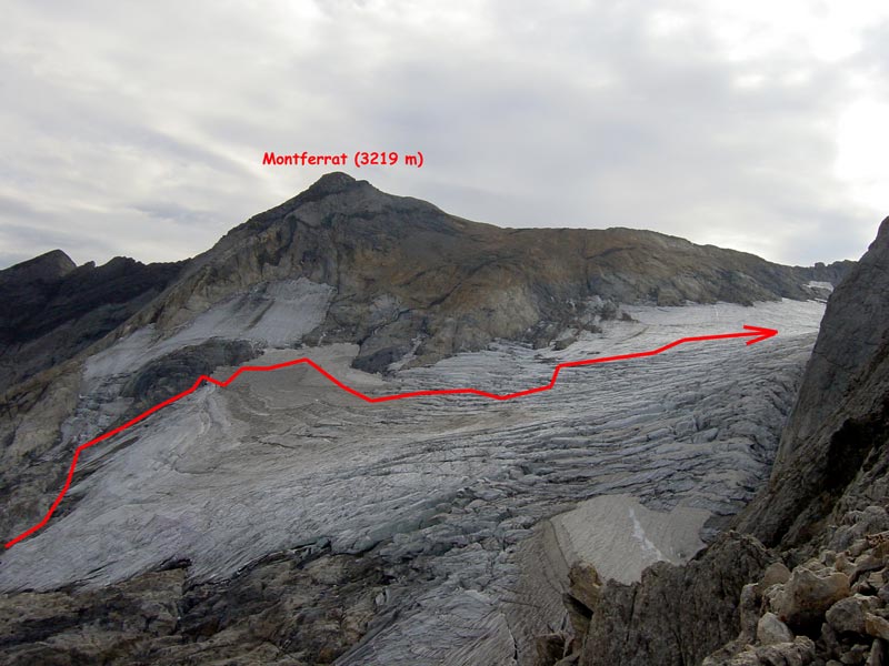 La zona izquierda se veía más limpia de grietas, y era por esta parte por donde decidimos atacar al glaciar, además, podíamos ver con claridad, que en dicha parte, había una zona rocosa, por la que se intuía que se podría subir grimpando.