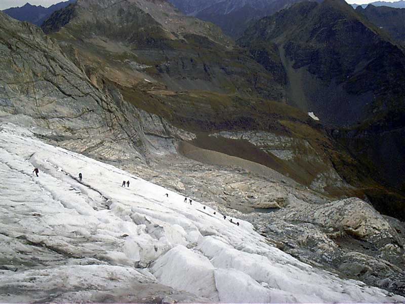 Abajo hay más grupos intentando subir el glaciar por su parte central, van cordados y armados con sus piolets