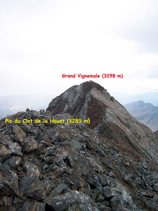 Observamos la cresta que une el Grand Vignemale (3298 m) con el Pic du Clot de la Hount (3289 m)