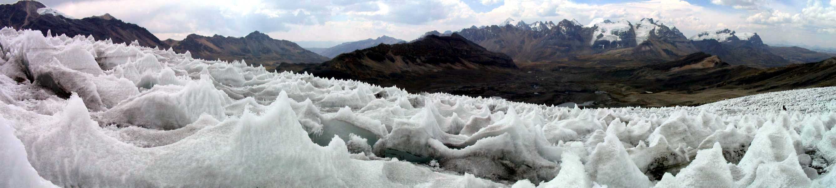 Vista panorámica del glaciar del Nevado Pastoruri con el Raria (5576 m) y el Huarapasca (5418 m) al fondo 