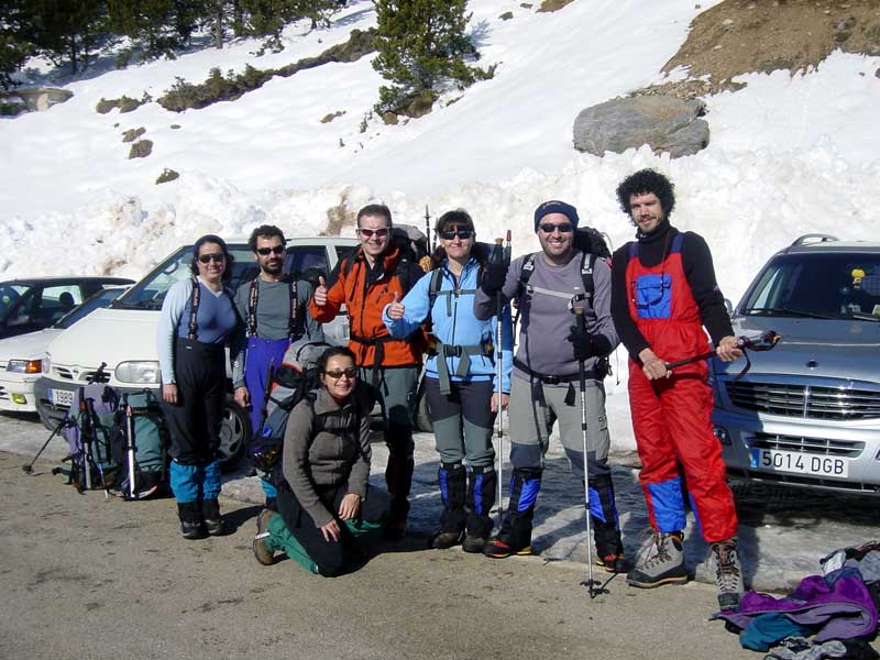 Parte del grupo de intrépidos del Curso de Alpinismo I con el CEB