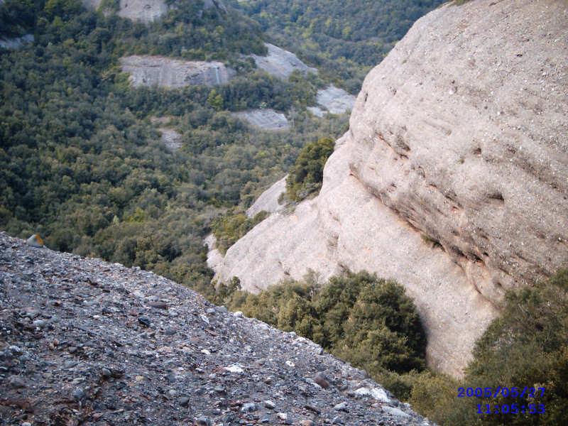 la vertical de la pared de roca