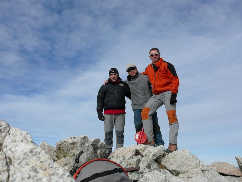 la cima del Besiberri S (3017 m.) que alcanzamos a las 14h