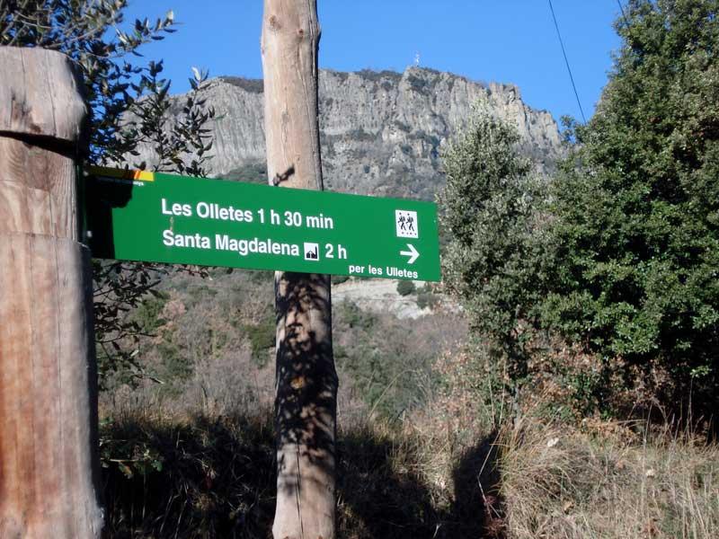 llegamos a un desvío marcado con un cartel que indica hacia Santa Magdalena del Mont por les Olletes