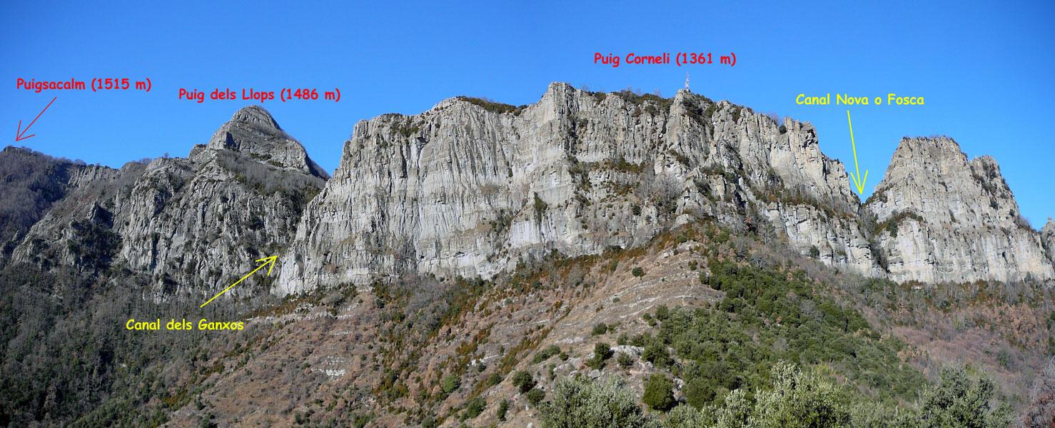 desde aquí se vislumbra perfectamente las 2 posibles canales de subida (la dels Ganxos más fácil y la Canal Nova o Fosca un poquito más difícil), la cima de Puig Corneli (1361 m)