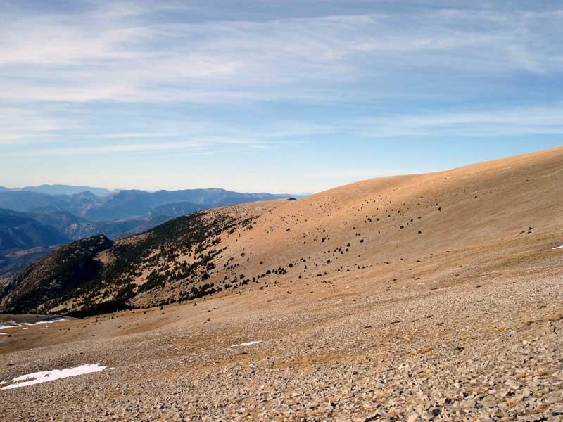 la Torre del Cadí (2562 m), en cuya cima había estado otra parte del grupo el 27 de Diciembre del 2006 (o sea, hace 3 semanas)