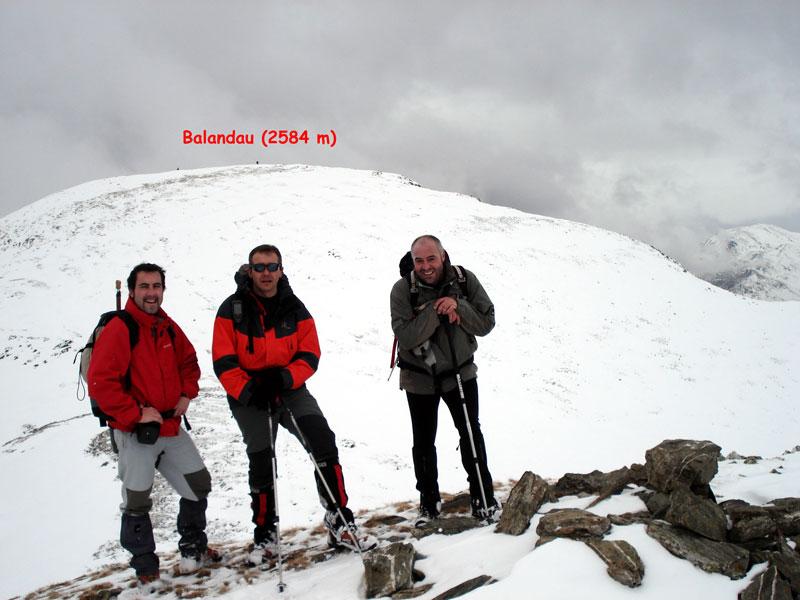 Nos hacemos la foto de rigor en el tercero de los picos (2527 m) y ya vemos la 5ª y última subida del día, la que nos llevará hasta la cima del tan ansiado Balandrau (2584 m)