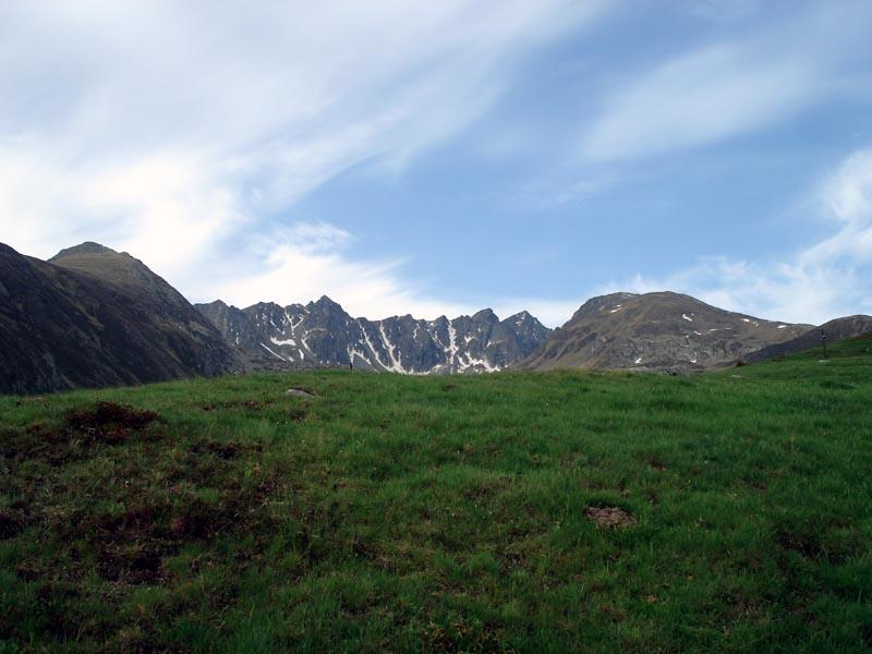 Al cap d’una estona, apareix el Pic dels Pedrons (a la dreta), els Pics i canals de Fontnegra (al centre) i el Pic de la Mina (a l'esquerra).