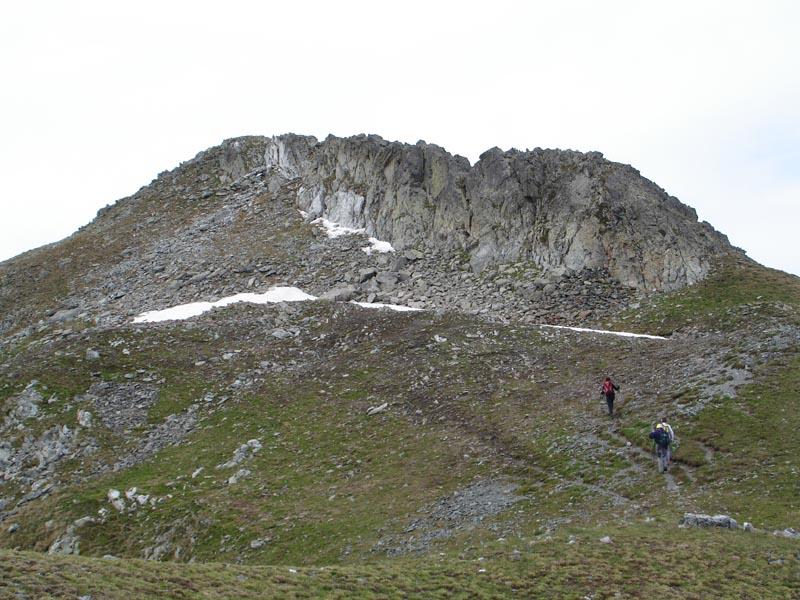 Abans del cim hi ha una petita cresta (que es pot evitar flanquejant sota la cresta cap a l'esquerra)