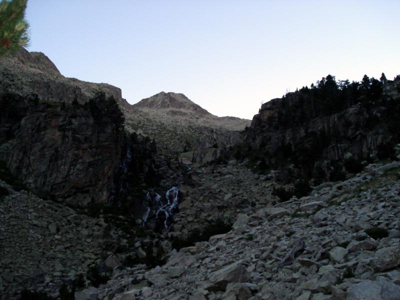 Última subida que nos dejará en el Ibonet de Coronas (2230 m). Presidiendo podemos ver nuestro primer objetivo del día, el Pico de Aragüells (3037 m), todavía muy por encima de nuestras cabezas