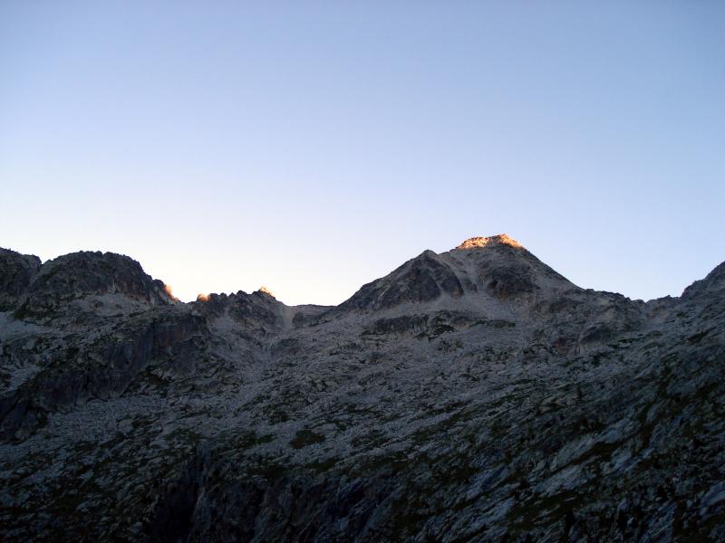 El Pico de Aragüells (3037 m) comienza su despertar tras su frío letargo nocturno
