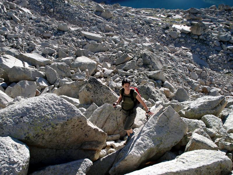 Susanna en el caos de bloques previo a la cima del Pico de Aragüells (3037 m)