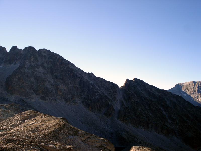 Vistas de la Brecha Inferior de Llosars (2833 m), a su derecha el Pitón de Llosars (2889 m) y a su izquierda la Aguja Argarot (3031 m), la Aguja Tchihatcheff (3042 m) y la Aguja Franqueville (3057 m)