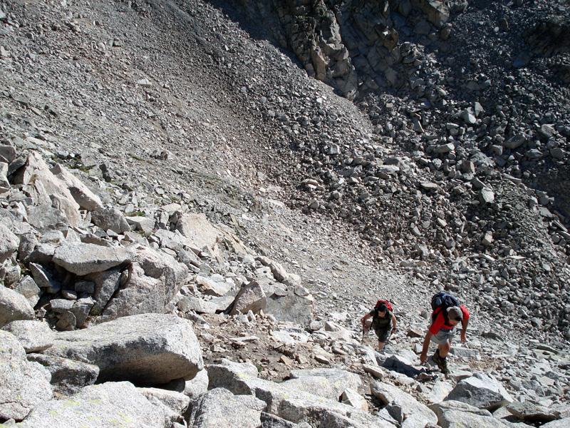 Últimas rampas para la primera cima del día, el Pico de Aragüells (3037 m)