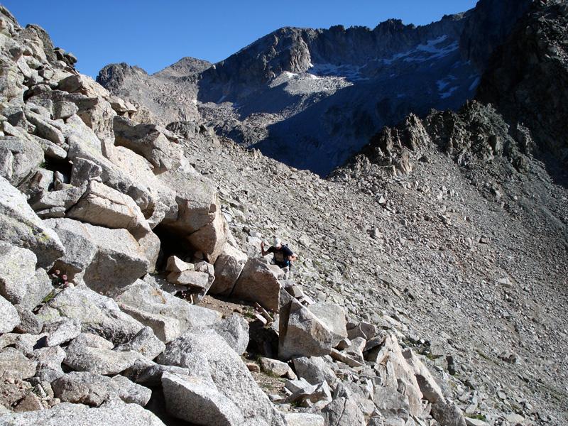 Dejamos el Collado de Cregüeña (2905 m) a nuestra derecha sin llegar a él