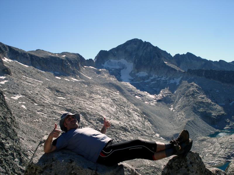 Siesta en la mismísima cima con el Aneto (3404 m) como testigo de honor de nuestra bonita aventura, aventura ¡Rocs&Pics! en estado puro