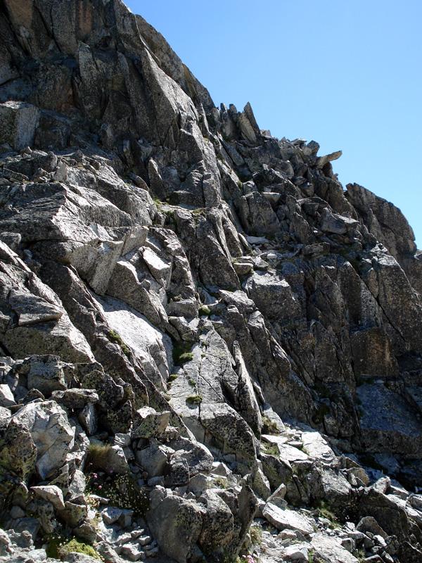 Primera subida a la Aguja Juncadella (3021 m) vista desde el Collado de Cregüeña (2905 m)