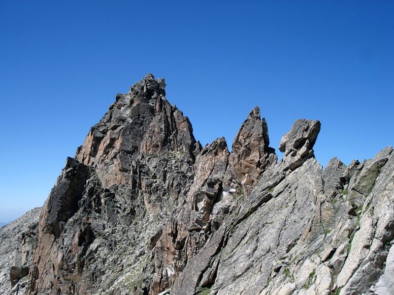 Gendarmes en la brecha entre la Aguja Juncadella (3021 m) y la Aguja Cregüeña (3043 m)