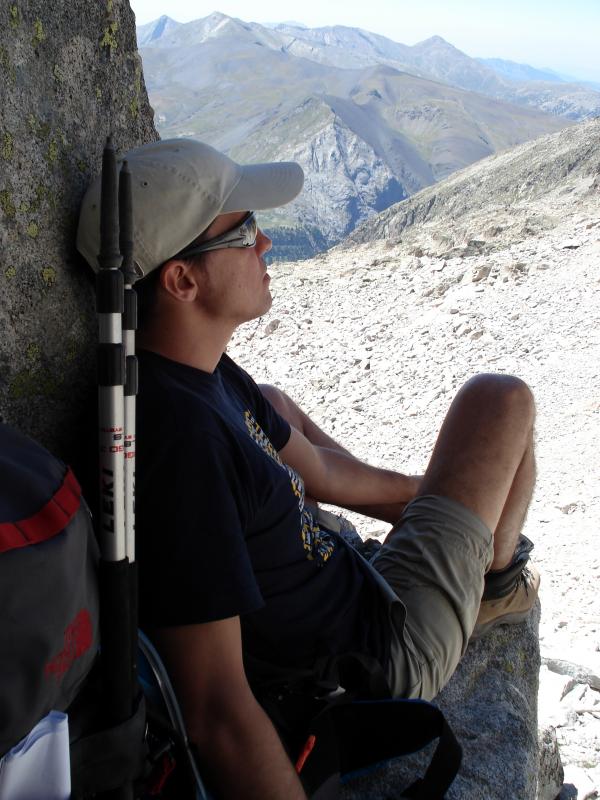 Tomando un pequeño respiro antes de afrontar la dura y difícil subida hasta la Aguja Cregüeña (3043 m)