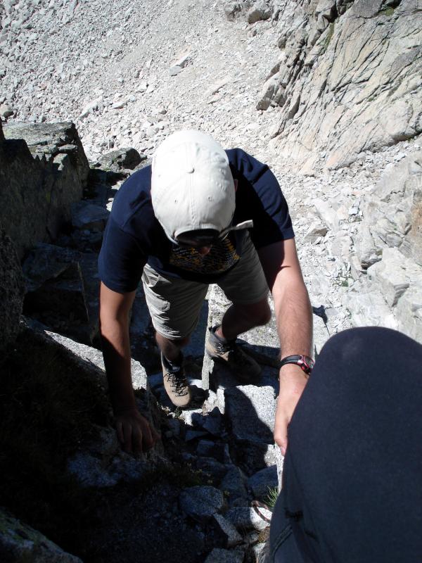 La ruta normal reseñada parte de la brecha que hay entre la Ag. Cregüeña y la de Haurillón (3075 m), aunque nosotros no estábamos por la labor de rodear toda lAguja y atacamos directos desde la primera brecha, unos hitos indican la posible ruta de ascenso