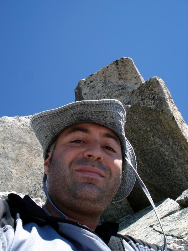 Foto bajo los bloques de la cima, intenté subir a ellos pero el patio es mucho y hay pasos muy expuestos, no me mereció la pena arriesgarme en solitario