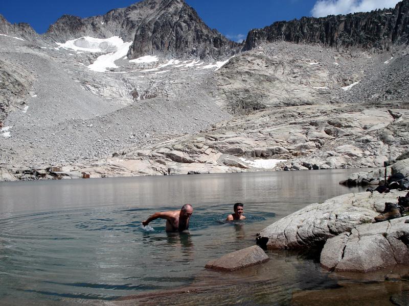 Baño refrescante en el Ibón Medio de Coronas, esencial para sofocar el calor reinante tras la mucha adrenalina soltada en la ascensión a la Aguja Cregüeña y para reponer fuerzas