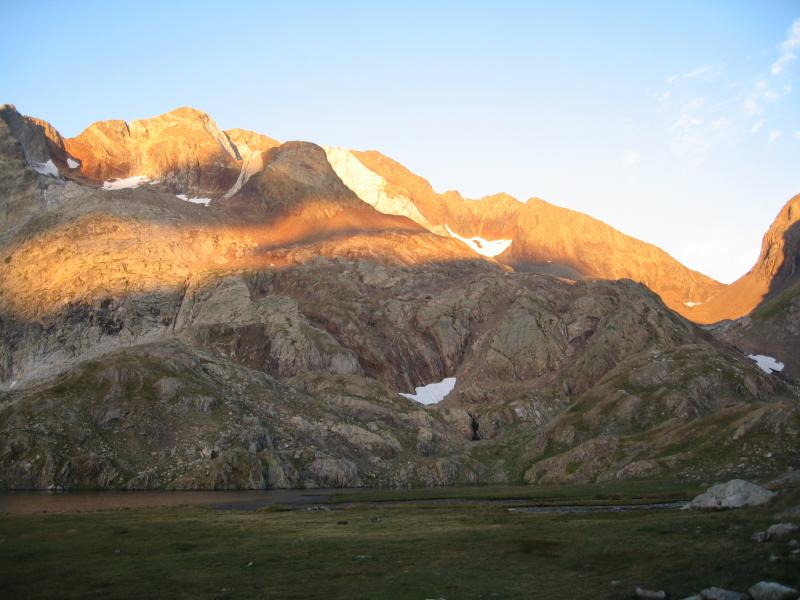 A la Dreta el collado d'Infiernos. A l'esquerra la cresta...quan sortia el sol...