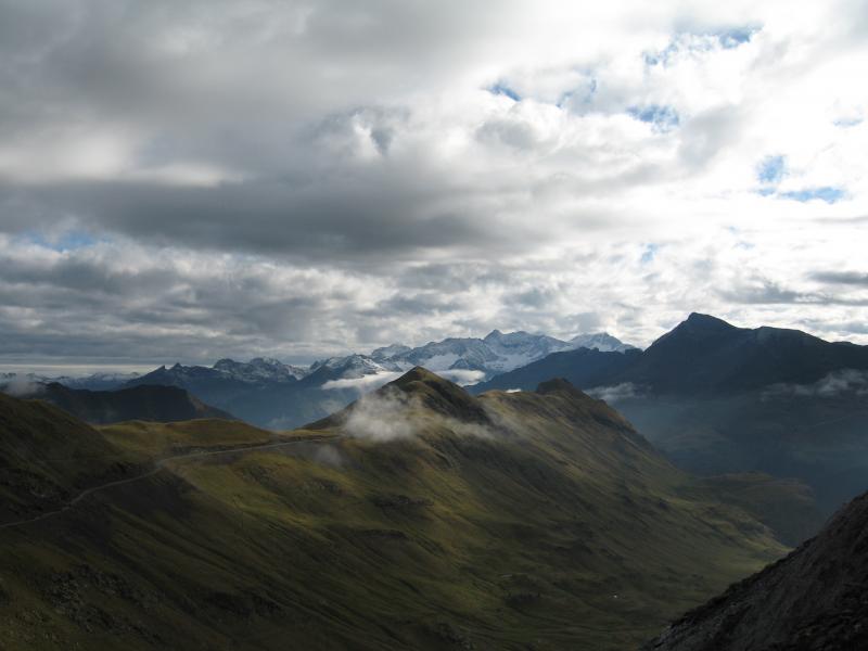 ...pero els núvols anaven i venien. Foto tirada desde el camí que va cap al refugi de la Brecha de Roland...