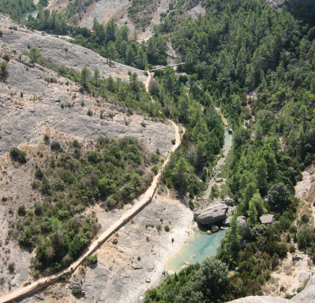 ...foto desde la R3 del riu i del camí que et du fins a Arnes per un PR molt xulo....