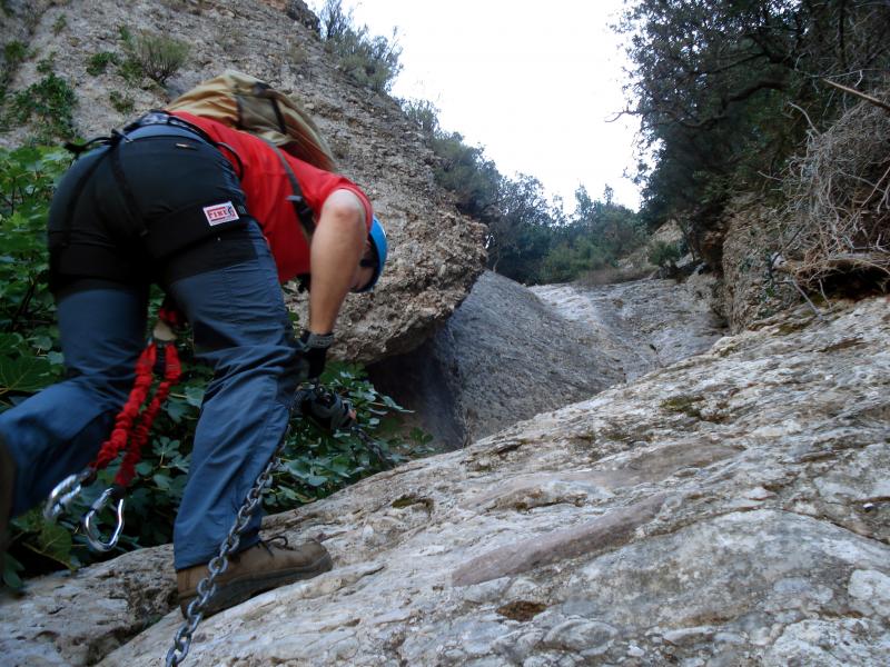 El Ferrer subiendo la primera cadena que hay tras el primer tramo de escalones.