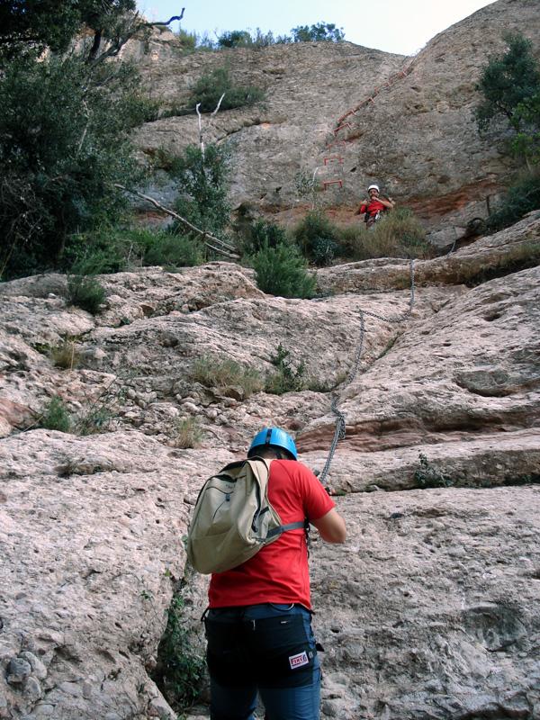 Subida tras la zona de escalada que desemboca en los escalones de plástico en donde encontraremos un desplome.