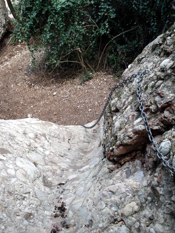 Cadena tras el tramo del desplomado de los escalones de plástico que desemboca en la temible olla final.