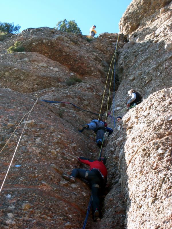 David (de rojo) y Ferrán también se estrenan hoy en la escalada, podéis verles entre esa maraña de cuerdas que recuelgan en las paredes del Cavall Bernat.