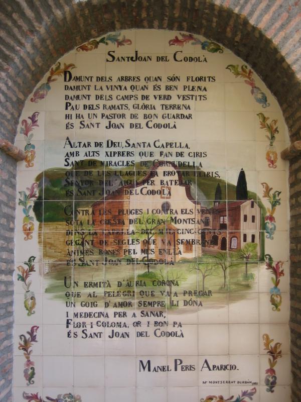 A una paret de l’ermita hi ha un poema de Manel Peris Aparicio, al costat un de Josep Carner.