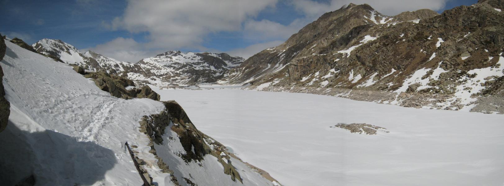 Vista general de l'Estany Tort (2293 m)