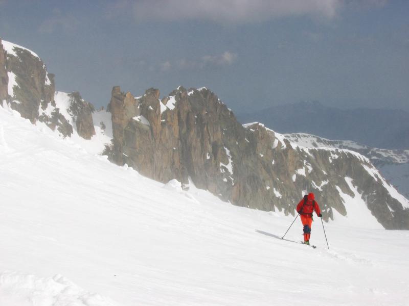 Seguim amunt cap al coll Maleït, però el temps s'espatlla i comença a bufar un vent que fa que a uns 3100 m. ens donem la volta. La baixada per tota la glacera, fantàstica