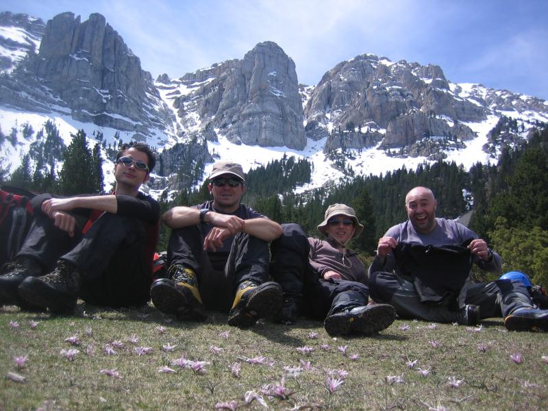 Els 4 magnífics descansant una mica al Prat del Cadí amb el Puig del Quer, Roca de l’Ordiguer i Roca Verda al darrere.
