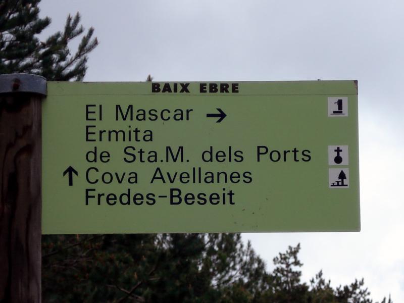Cartel de la bifurcación en el Coll de Carrasqueta, seguiremos dirección Fredes.