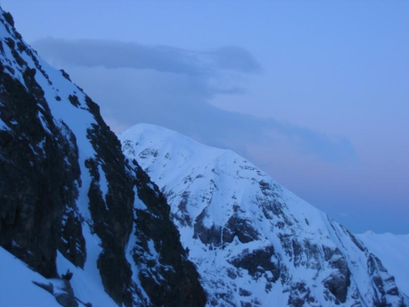 Encara abans de sortir el sol, comença a aparèixer per darrera la Tuqueta Blanca de Vallivierna (2790m.)