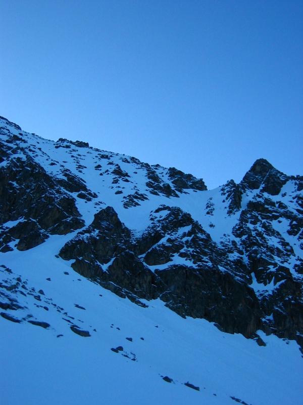 Bretxa inferior de Llosàs (2850m.), i a la dreta Pitó de Llosàs (2890 m.)