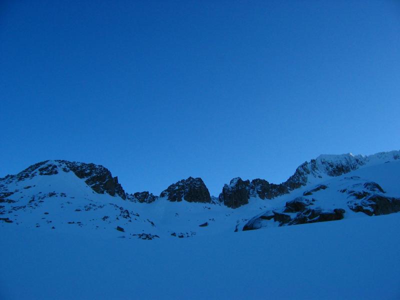 D'esquerra a dreta : Punta Cregüeña (3021m.), Agulla Juncadella (3043m.) i Agulla Haurillon (3075m.). A la dreta del tot, Pic Maleït (3350 m.)