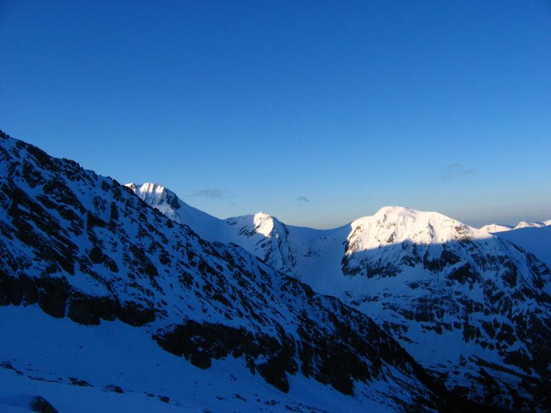Es comença a veure la Tuca de las Culebras (3062 m.). A la dreta Tuca Arnau (2820 m.) i Tuqueta Blanca de Vallivierna (2790 m.). Com podeu veure, cap nuvol