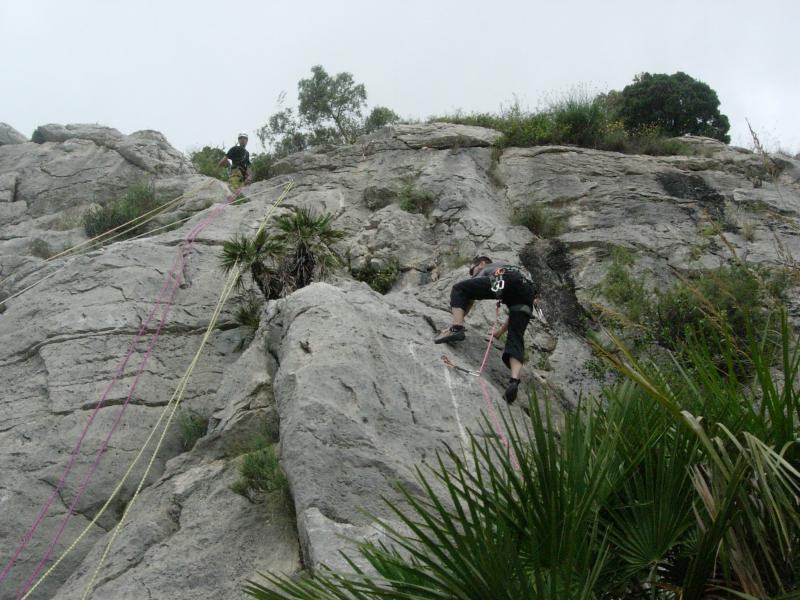3ª jornada de prácticas de escalada. Volvemos a Castefa, lugar de nuestros orígenes. Aquí ya empezamos a ser más osados y todos ya subimos de 